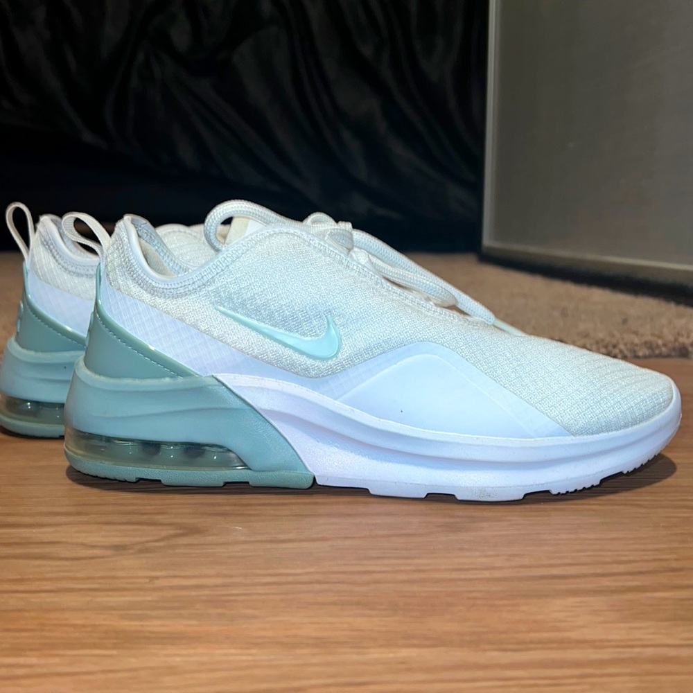 Nike sneaker size 6.5 women’s.